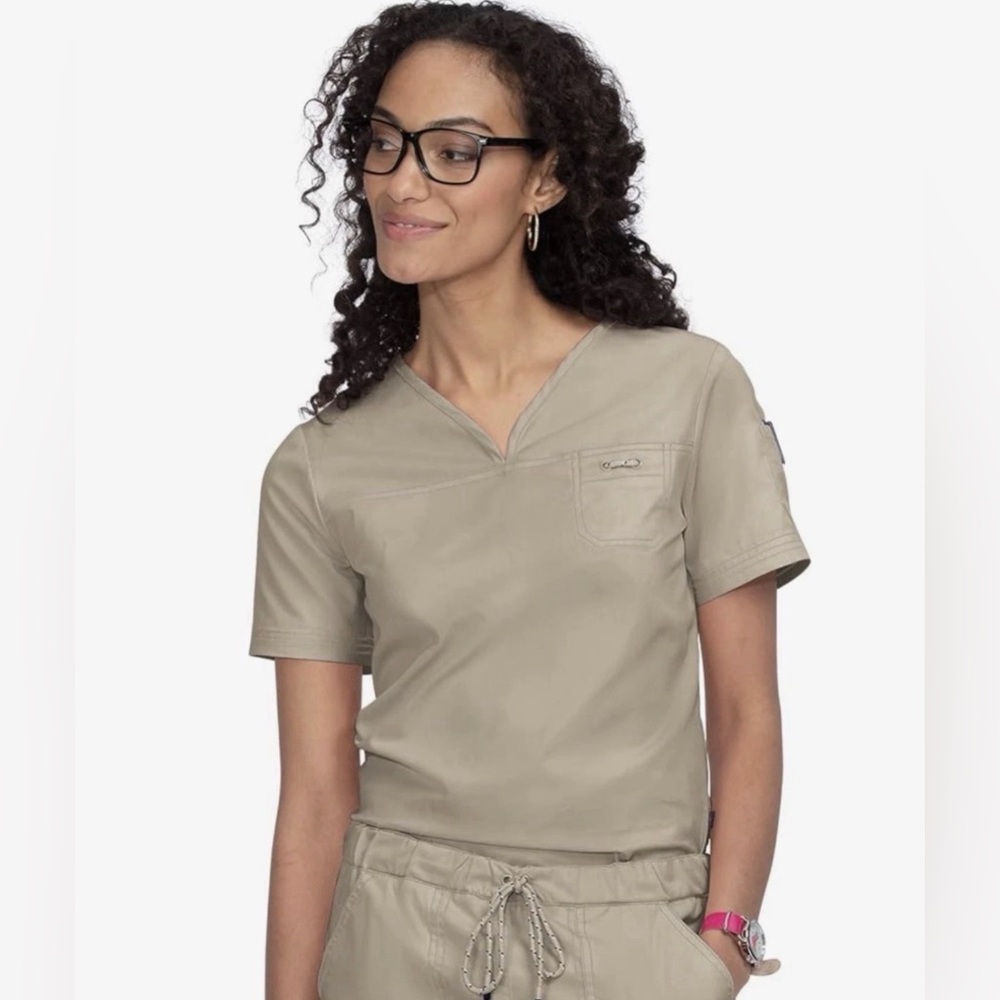 Koi Scrub Top Women’s Georgia Stretch Pockets V-Neck Short Sleeve Beige Size 2X